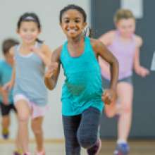 Des élèves qui courent.